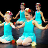 CHÓROS - SAGGIO FINALE


"TRITTICO"

"Le Quattro Stagioni"

"Incursioni Contemporanee"

Suite da "Lo Schiaccianoci"


Dance School:
Chóros

Teachers:
Marcella Azzali • Direzione Artistica, Danza Classica
Laura Merli • Propedeutica, Danza Classica
Alessandro Calvani • Repertorio, Passo a Due
Brenno Simonetti • Danza di Carattere
Andrea Colli • Danza Contemporanea
Camilla Peretti • Danza Contemporanea

Staff:
Erminio Cella • Pianoforte
Helge Diekmann • Amministrazione
Anna Scauro Segreteria


Location:
Teatro Comunale Carlo Rossi
Piazza del Popolo, 15
26841 Casalpusterlengo (LO)