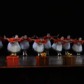 CHÓROS - SAGGIO FINALE


"TRITTICO"

"Le Quattro Stagioni"

"Incursioni Contemporanee"

Suite da "Lo Schiaccianoci"


Dance School:
Chóros

Teachers:
Marcella Azzali • Direzione Artistica, Danza Classica
Laura Merli • Propedeutica, Danza Classica
Alessandro Calvani • Repertorio, Passo a Due
Brenno Simonetti • Danza di Carattere
Andrea Colli • Danza Contemporanea
Camilla Peretti • Danza Contemporanea

Staff:
Erminio Cella • Pianoforte
Helge Diekmann • Amministrazione
Anna Scauro Segreteria


Location:
Teatro Comunale Carlo Rossi
Piazza del Popolo, 15
26841 Casalpusterlengo (LO)