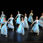 CHÓROS - SAGGIO FINALE


"TRITTICO"

"Le Quattro Stagioni"

"Incursioni Contemporanee"

Suite da "Lo Schiaccianoci"


Dance School:
Chóros

Teachers:
Marcella Azzali • Direzione Artistica, Danza Classica
Laura Merli • Propedeutica, Danza Classica
Alessandro Calvani • Repertorio, Passo a Due
Brenno Simonetti • Danza di Carattere
Andrea Colli • Danza Contemporanea
Camilla Peretti • Danza Contemporanea

Staff:
Erminio Cella • Pianoforte
Helge Diekmann • Amministrazione
Anna Scauro Segreteria


Location:
Teatro Comunale Carlo Rossi
Piazza del Popolo, 15
26841 Casalpusterlengo (LO)