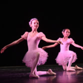 CHÓROS - SAGGIO FINALE


"TRITTICO"

"Le Quattro Stagioni"

"Incursioni Contemporanee"

Suite da "Lo Schiaccianoci"


Dance School:
Chóros

Teachers:
Marcella Azzali • Direzione Artistica, Danza Classica
Laura Merli • Propedeutica, Danza Classica
Alessandro Calvani • Repertorio, Passo a Due
Brenno Simonetti • Danza di Carattere
Andrea Colli • Danza Contemporanea
Camilla Peretti • Danza Contemporanea

Staff:
Erminio Cella • Pianoforte
Helge Diekmann • Amministrazione
Anna Scauro Segreteria


Location:
Teatro Comunale Carlo Rossi
Piazza del Popolo, 15
26841 Casalpusterlengo (LO)