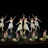 CHÓROS - SAGGIO FINALE


"TRITTICO"

"Le Quattro Stagioni"

"Incursioni Contemporanee"

Suite da "Lo Schiaccianoci"


Dance School:
Chóros

Teachers:
Marcella Azzali • Direzione Artistica, Danza Classica
Laura Merli • Propedeutica, Danza Classica
Alessandro Calvani • Repertorio, Passo a Due
Brenno Simonetti • Danza di Carattere
Andrea Colli • Danza Contemporanea
Camilla Peretti • Danza Contemporanea

Staff:
Erminio Cella • Pianoforte
Helge Diekmann • Amministrazione
Anna Scauro Segreteria


Location:
Teatro Comunale Carlo Rossi
Piazza del Popolo, 15
26841 Casalpusterlengo (LO)