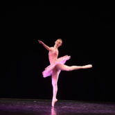 CHÓROS - SAGGIO FINALE


"TRITTICO"

"Le Quattro Stagioni"

"Incursioni Contemporanee"

Suite da "Lo Schiaccianoci"


Dance School:
Chóros

Teachers:
Marcella Azzali • Direzione Artistica, Danza Classica
Laura Merli • Propedeutica, Danza Classica
Alessandro Calvani • Repertorio, Passo a Due
Brenno Simonetti • Danza di Carattere
Andrea Colli • Danza Contemporanea
Camilla Peretti • Danza Contemporanea

Staff:
Erminio Cella • Pianoforte
Helge Diekmann • Amministrazione
Anna Scauro Segreteria


Location:
Teatro Comunale Carlo Rossi
Piazza del Popolo, 15
26841 Casalpusterlengo (LO)