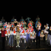 CHÓROS - SAGGIO FINALE


"TRITTICO"

"Le Quattro Stagioni"

"Incursioni Contemporanee"

Suite da "Lo Schiaccianoci"


Dance School:
Chóros

Teachers:
Marcella Azzali • Direzione Artistica, Danza Classica
Laura Merli • Propedeutica, Danza Classica
Alessandro Calvani • Repertorio, Passo a Due
Brenno Simonetti • Danza di Carattere
Andrea Colli • Danza Contemporanea
Camilla Peretti • Danza Contemporanea

Staff:
Erminio Cella • Pianoforte
Helge Diekmann • Amministrazione
Anna Scauro Segreteria


Location:
Teatro Comunale Carlo Rossi
Piazza del Popolo, 15
26841 Casalpusterlengo (LO)